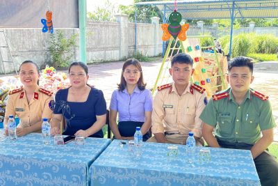 Lại một mùa trung thu nữa lại đến với các cháu Trường MN Nghĩa Thọ, năm nay được sự quan tâm của Công an Huyện Tư Nghĩa phối hợp với Hội phụ nữ xã Nghĩa Thắng, Trường MN Nghĩa Thọ tổ chức “Vui hội trăng rằm” cho các cháu. Chương trình vui hội trăng rằm đã đem đến cho các cháu thật nhiều niềm vui, phấn khởi , các cháu đã nhận được những món quà thật ý nghĩa của các cô các chú công an, được xem múa lân, tham gia các trò chơi vận động, được phá cỗ… thật là vui tạo cho các cháu niềm yêu thích đến trường.Hi vọng rằng trong những năm học tiếp theo nhà trường luôn nhận được sự quan tâm của các cấp, các ban ngành ,đoàn thể để năm nào các con cũng được hưởng một mùa trung thu thật ý nghĩa và ấm áp.